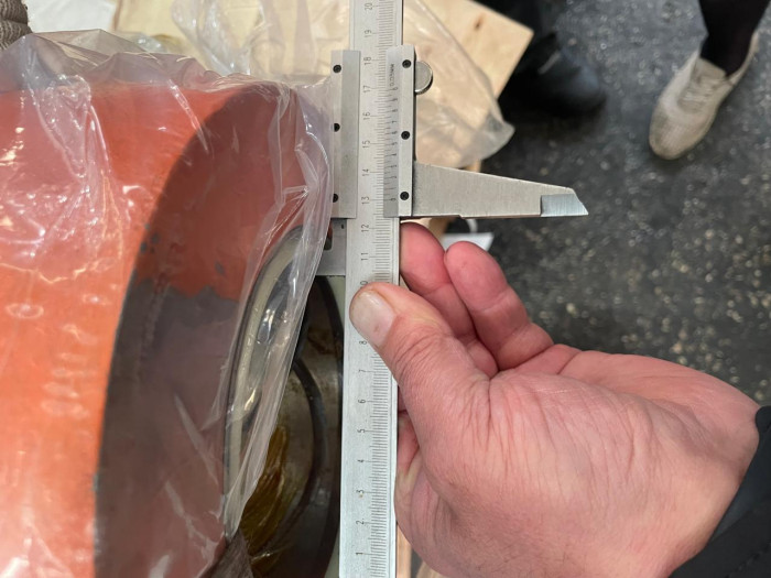 Цилиндр ковша 4440151 без трубок ZX600 ZX650